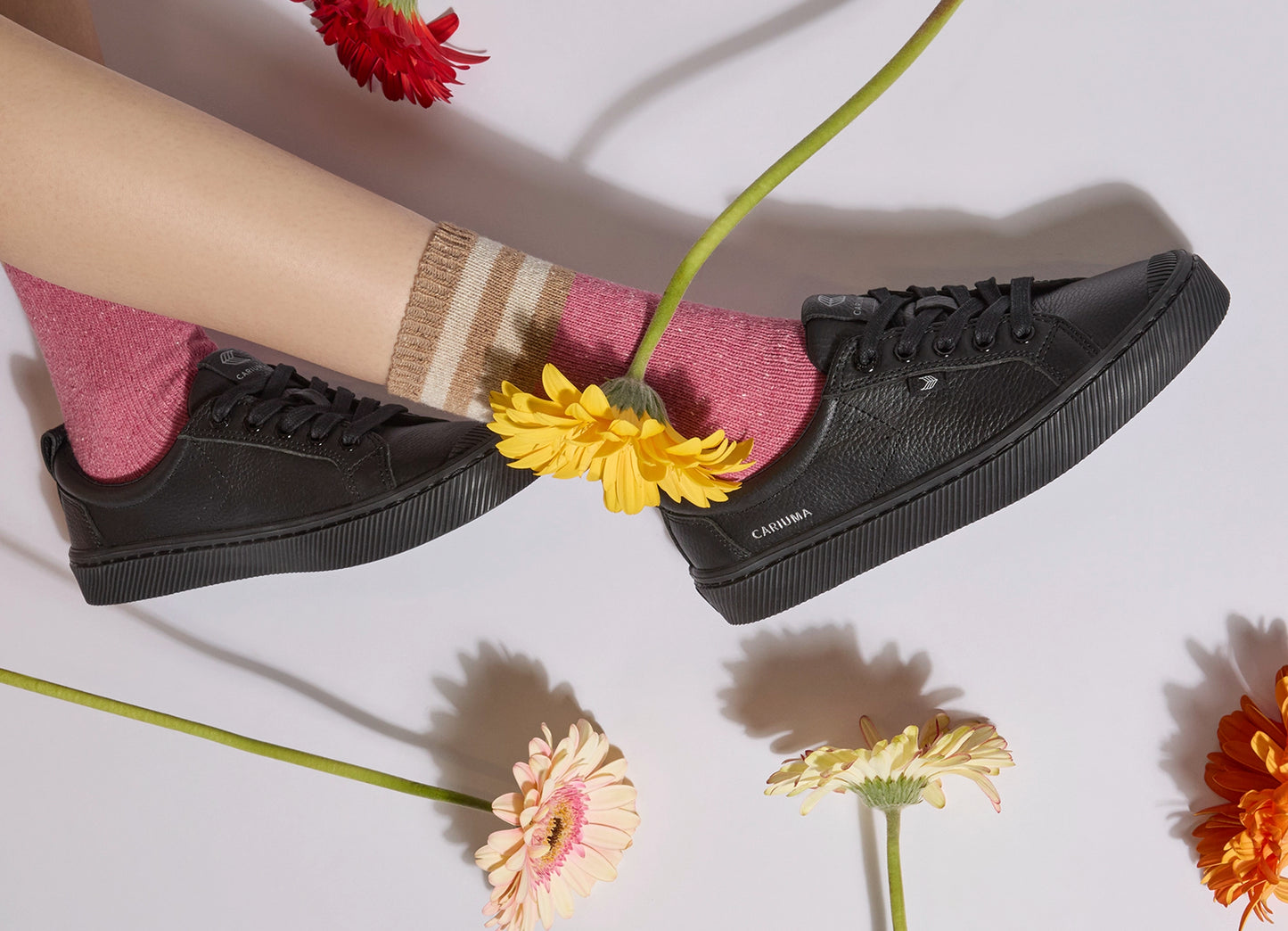 Cariuma Shoes OCA LOW Teak Black Premium Leather